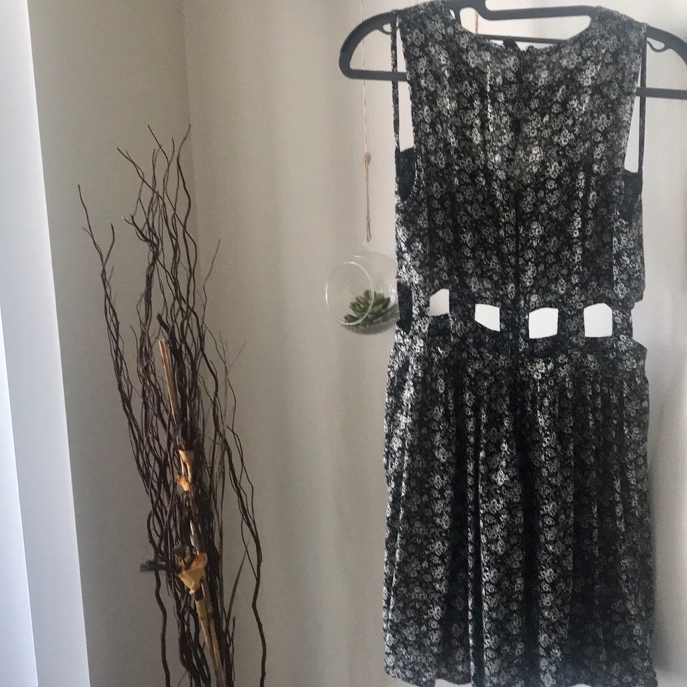 FOREVER 21 // Floral Cutout Skater Dress - Picture 2 of 8